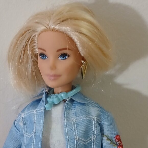 Barbie doll with clothes and accessories - Picture 4 of 5